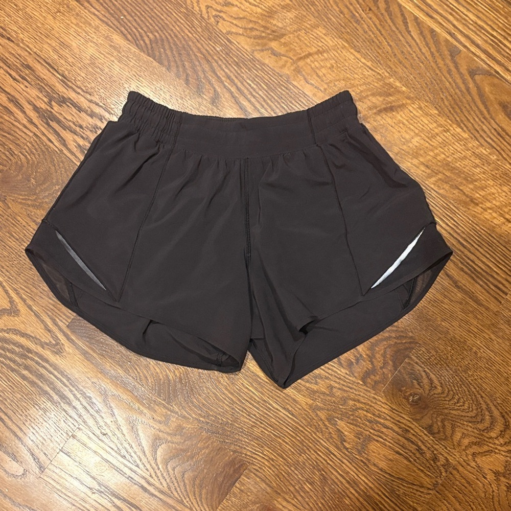 Lululemon size 6 Tall Hotty Hot shorts 4”